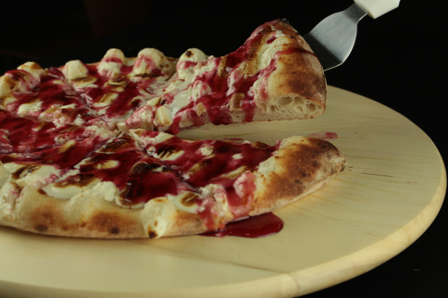 Pizza doce Cheesecake de Morango, fatiada