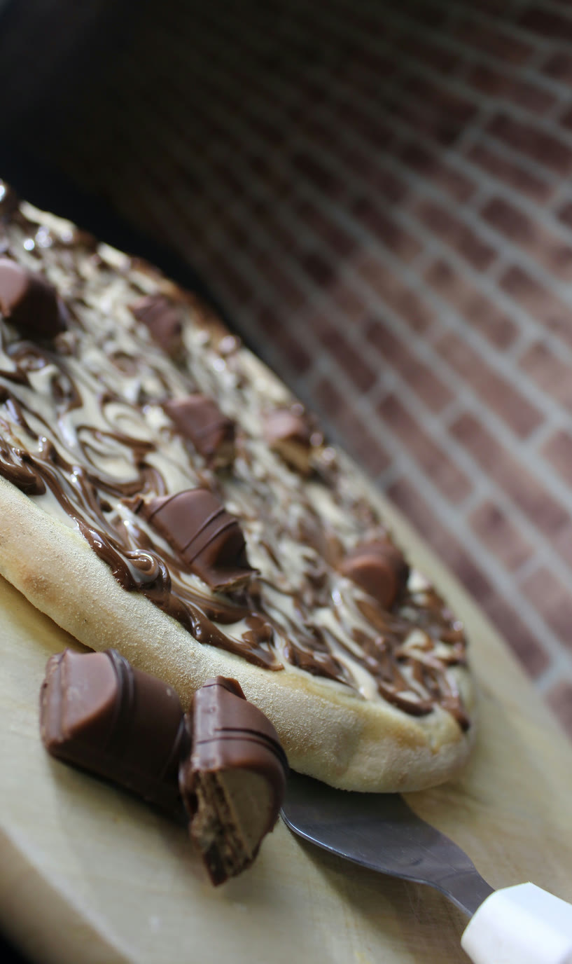 Pizza doce Kinder Bueno com pedaços de bombom