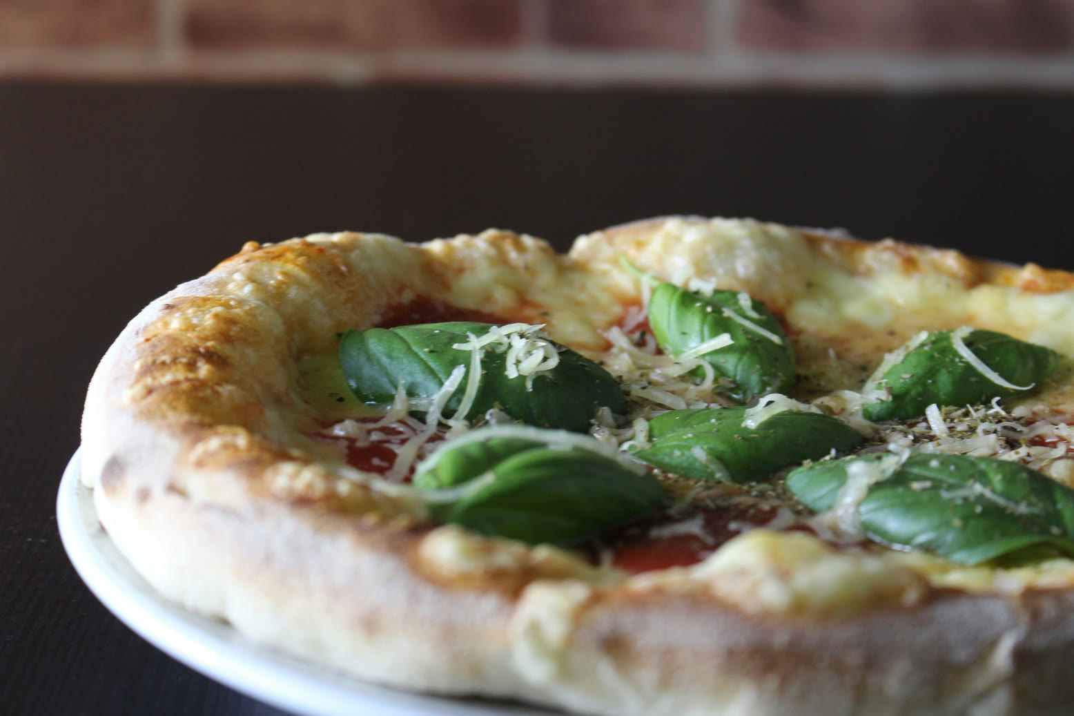 Pizza Margherita com manjericão fresco e parmesão